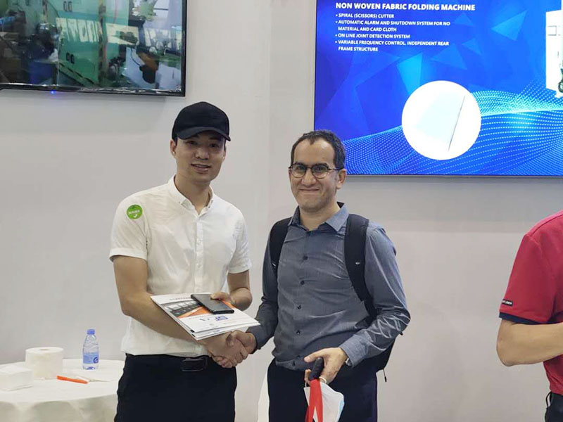 外國客商參觀斯普萊展臺